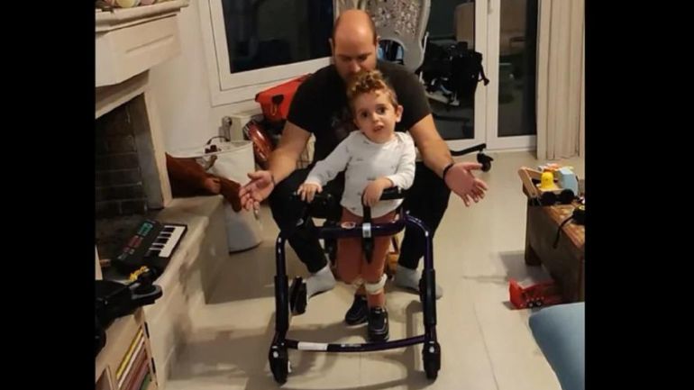 Ο μικρός ήρωας Παναγιώτης-Ραφαήλ έκανε τα πρώτα του βήματα – Η ανάρτηση των γονιών του